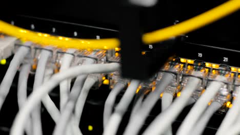 Lichter-und-Verbindungen-auf-Netzwerk-Server.-geladenen-Netzwerk-Medien-Konverter-und-Ethernet-switches