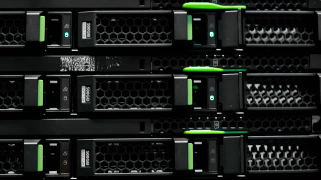 Server-Rack-Cluster-in-einem-Rechenzentrum.-Supercomputer.-Netzwerk-Servern-in-einem-Rechenzentrum