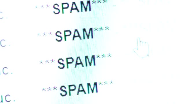 Scrollen-in-einen-e-Mail-Posteingang-voll-von-Spam-deinen
