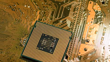 Nahaufnahme-des-CPU-Prozessor-des-Computers-über-elektronische-Platine-drehen-auf-Dolly.-4K-Ultra-HD-video