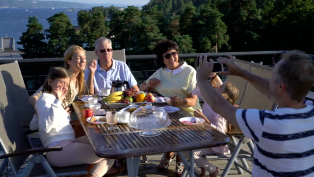 Eine-große,-glückliche-Familie-nimmt-ein-Familienfoto-auf-einem-smartphone