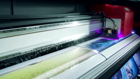 Large-format-printer-printing-high-quality-graphics-at-high-speed
