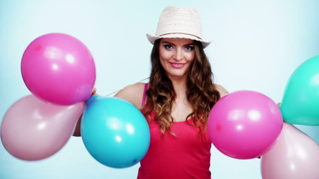 Frau-Sommer-fröhliche-Mädchen-mit-bunten-Luftballons-4K