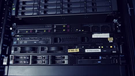 Einen-großen-Server-Raum-in-einer-Cloud-computing-Rechenzentrum