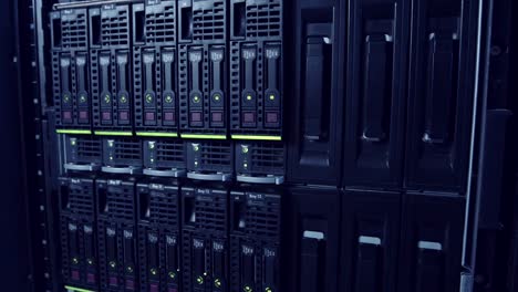 Una-sala-de-servidores-grandes-dentro-de-una-centro-de-datos-de-computación-en-nube