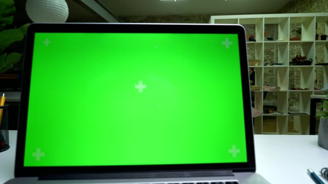 Nahaufnahme,-grüne-Laptopbildschirm,-auf-dem-weißen-Tisch-indoor,-moderne-helle-verlassenen-Büro-verlegen