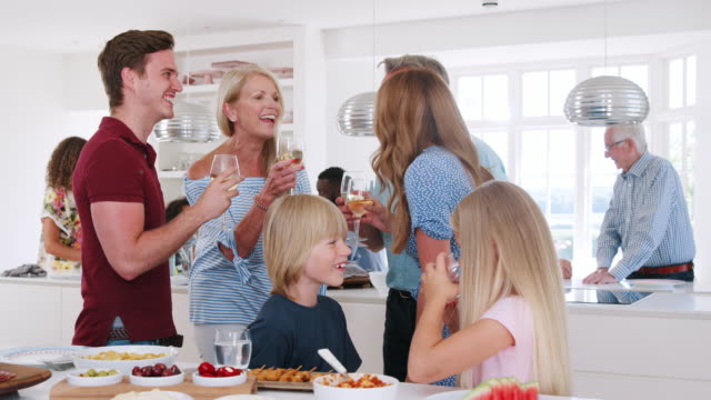 Familie-und-Freunde-treffen-zum-Mittagessen-Partei-in-Küche---in-Zeitlupe-erschossen