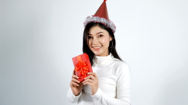 glückliche-junge-Frau-mit-Hut-und-hält-eine-rote-Weihnachten-Geschenk-Box-auf-einem-weißen-Hintergrund