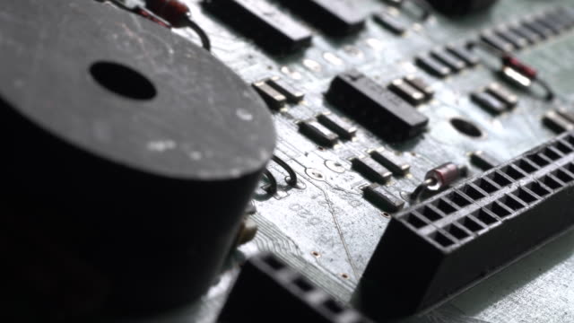 Rotación-de-circuitos-de-computadora.-Girando-la-placa-de-circuito-impreso.\nmicroprocesadores,-condensadores-y-conectores-de-audio,-parcialmente-cubierto-con-polvo-electrostático