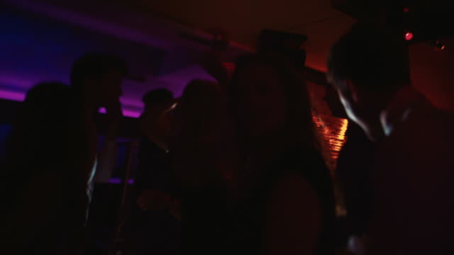 Silhouette-der-Partei-Publikum-in-Nachtclub-mit-disco-Lichter