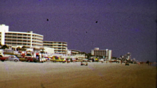1967:-Hoteles-en-vacaciones-en-la-playa-primavera-playa-partido-comienza.