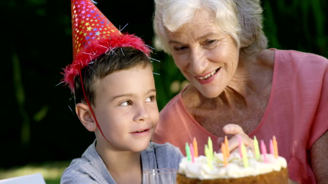 Un-niño-pequeño-mirando-su-pastel-de-cumpleaños