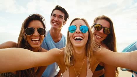 Feliz-grupo-de-amigos-que-se-divierten-tomando-selfie