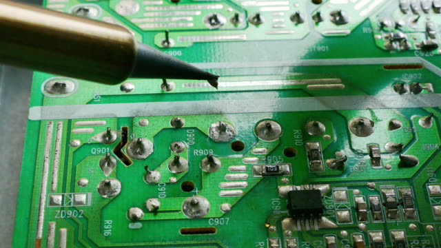 mano-de-electrónica-técnica-Soldadura-de-una-placa-de-circuito-de-computadora