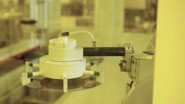 Producción-de-la-oblea-de-silicio-en-una-planta-de-fabricación-del-semiconductor