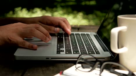 Freelancer-man-working-on-computer-laptop-in-the-park