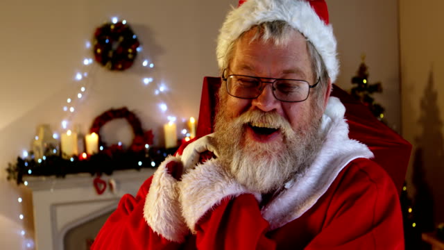 Porträt-von-Santa-Claus-mit-Säckchen-mit-Geschenk