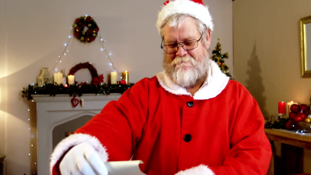 Papá-Noel-leyendo-una-lista
