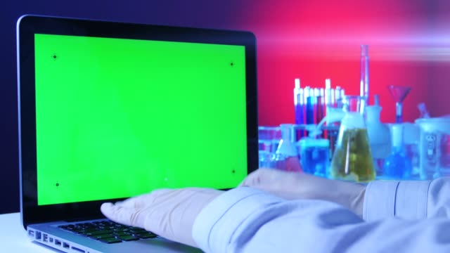Portátil-con-pantalla-verde-en-el-laboratorio