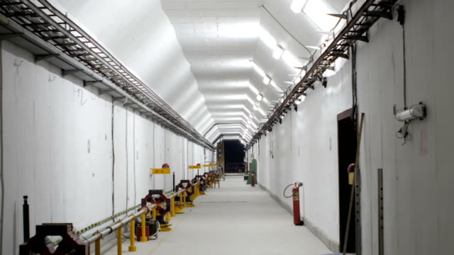 Sehr-schönes-Flimmern-des-Lichts-im-Tunnel.-Lampen-flackern-in-den-Tunneln.-Laborwissenschaft