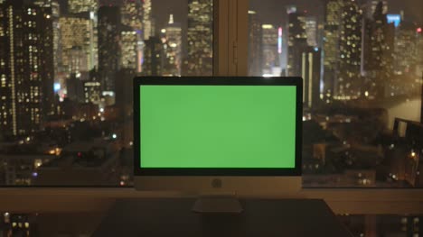 Computer-mit-Greenscreen-in-moderne-Bürogebäude-mit-Stadtbild-Hintergrund.