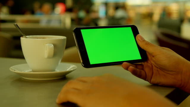 Tablet-con-pantalla-verde-Chroma-Key-en-un-restaurante.