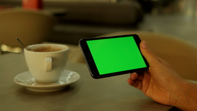 Tablet-mit-Greenscreen-Chroma-Key-verwendet-in-einem-Restaurant.
