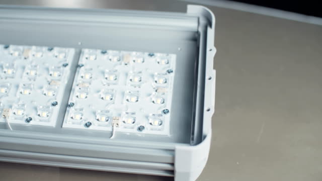 LED-Lampe-Testen-in-einer-Elektronik-Fertigung