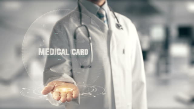 Médico-sosteniendo-en-la-mano-tarjeta-médica