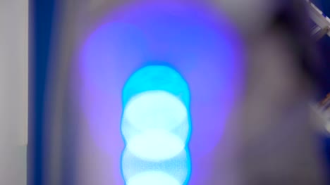 Verschwommenen-Effekt-der-blaue-Lichter-in-der-Maschine