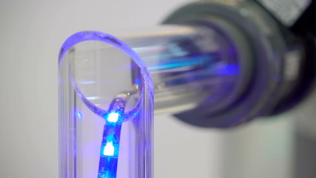 Blaue-LED-Leuchten-in-den-Glasröhrchen