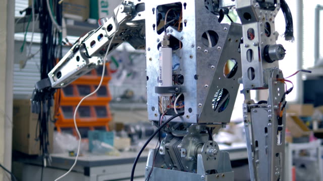 Ein-großer-humanoider-Roboter-aufgedeckt-für-Reparaturen.