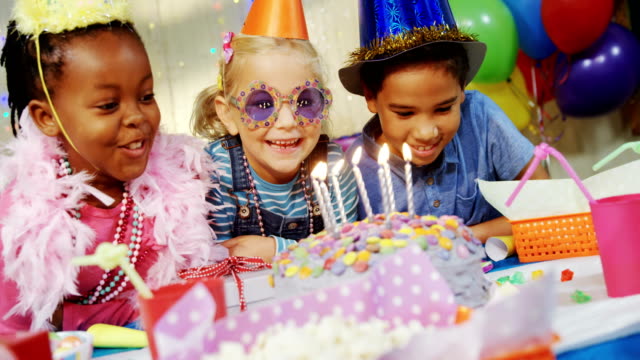 Kids-looking-at-the-birthday-cake-4k