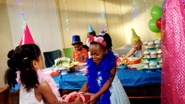 Mädchen-kämpfen-für-Geschenkboxen-während-Geburtstag-party-4k