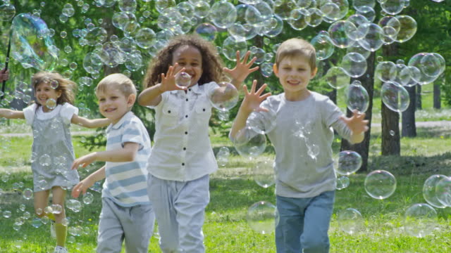 Kinder-genießen-Sie-Seifenblasen-Show