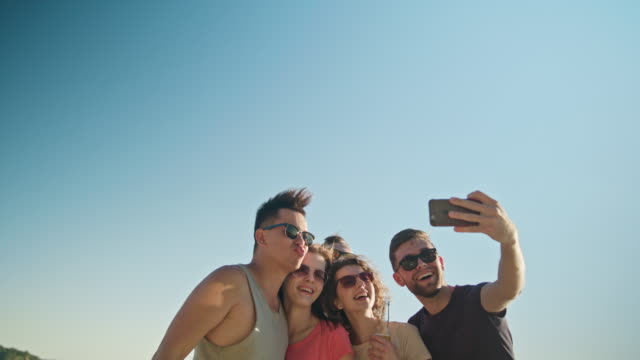 Jóvenes-haciendo-una-Selfie-en-la-playa