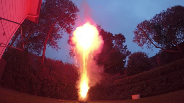 Mann-Start-Feuerwerk-Explosive-pyrotechnische