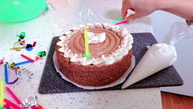 Frau-hält-Kerze-für-Geburtstagskuchen-Partei-in-ihren-Händen
