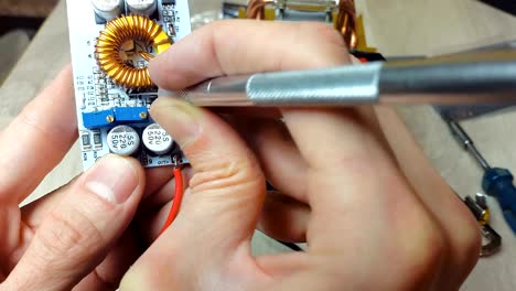 Reparatur-des-elektronischen-Geräte,-Zinn-Weichlöten-teilen