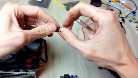 Reparatur-des-elektronischen-Geräte,-Zinn-Weichlöten-teilen