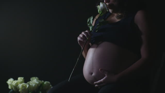 Schwangere-Mutter-voll-Begriff-40-Wochen-zeigt-Bauch-Schönheit-bereit-für-die-Geburt-Mutterschaft-Konzept-schwarzen-Hintergrund-Textfreiraum