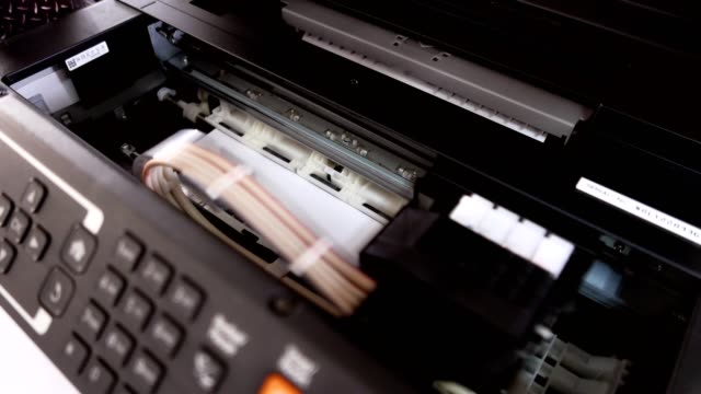 Las-impresoras-multifunción-están-trabajando-en-el-lugar-de-trabajo.