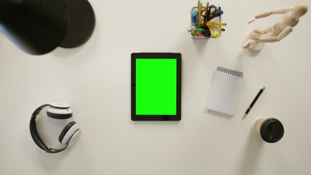 Un-dedo-tocando-un-verde-pantalla-del-iPad