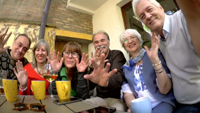 Webcam-Selfie-und-Video-Anruf-von-Seniorinnen-und-Senioren