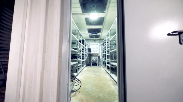 Eingang-zu-einer-ausgestatteten-Bergbau-Rig-mit-funktionierendes-Kühlsystem