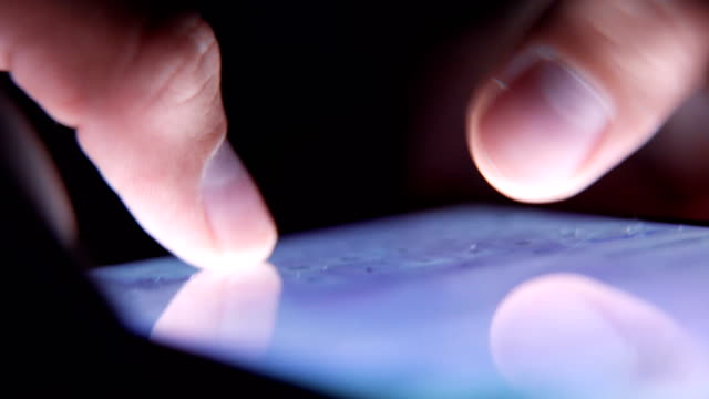 Primer-plano-los-dedos-escribiendo-mensajes-de-texto-un-mensaje-en-smartphone.