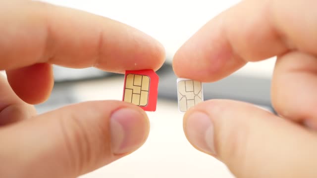 Hand-hält-einen-roten-micro-SIM-und-weißen-Nano-SIM-Karten
