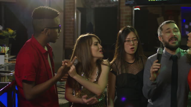 Amigos-que-se-divierten-en-el-Bar-de-Karaoke