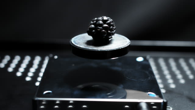 4K-abstrakte-Levitation-Plattform-mit-Blackberry-auf-schwarzem-Hintergrund