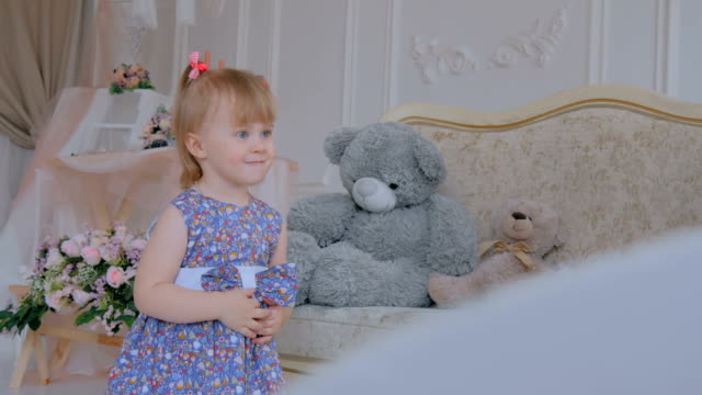 Portrait-von-lustiges-kleines-Mädchen-mit-Bär-Puppe-zu-Hause
